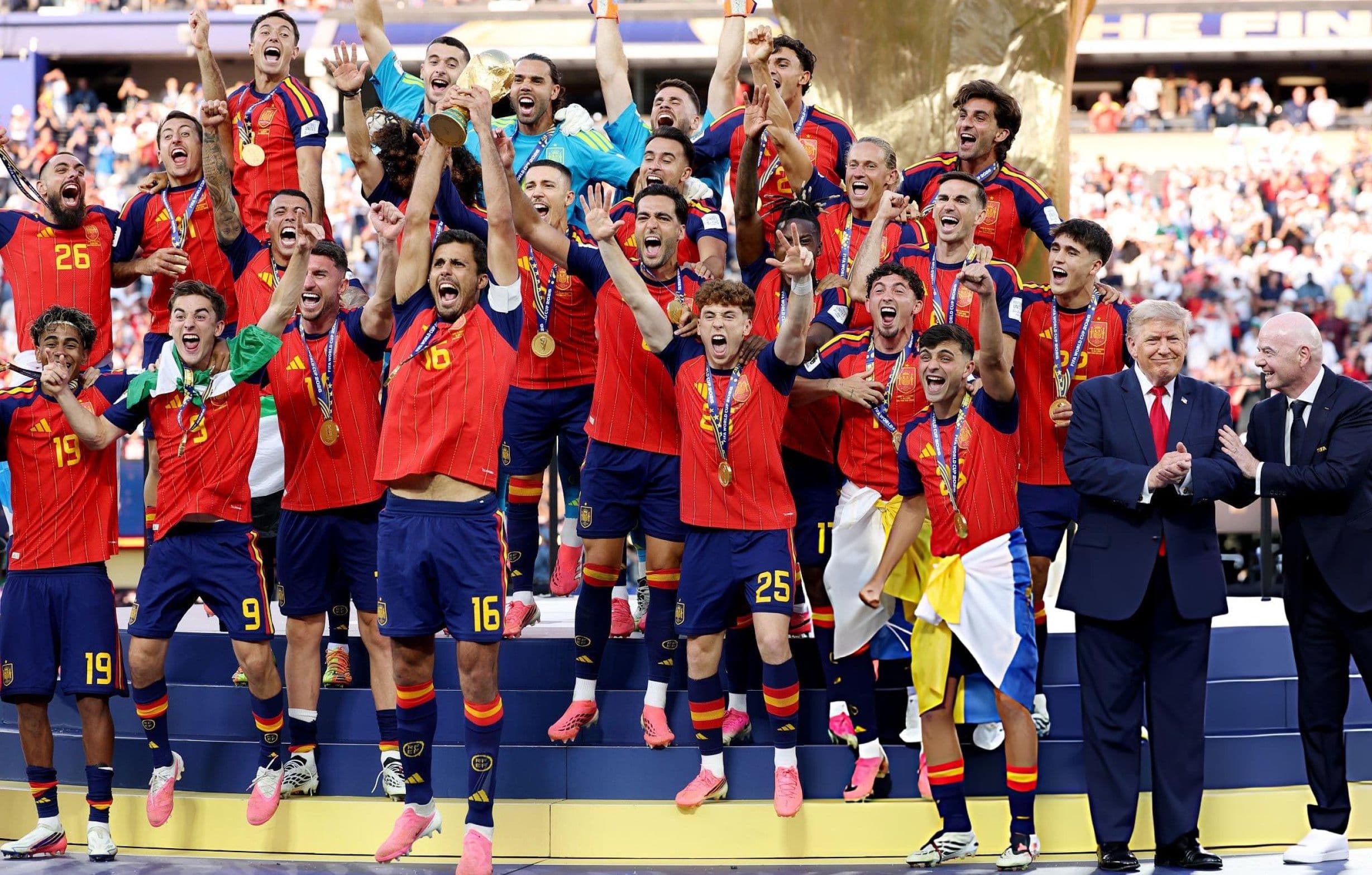 Spain lifting World Cup trophy